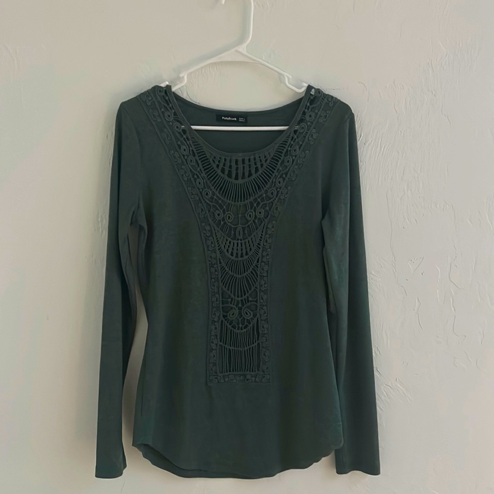 Green beautifully detailed long sleeve shirt.